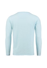 Jasnoniebieska koszula z długim rękawem z miękkiego materiału, z okrągłym dekoltem i luźnym krojem. Szczegóły szwów są minimalne i dyskretne.