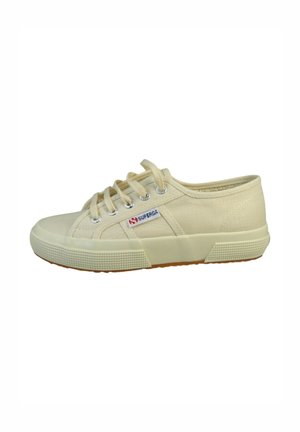 Beige lærreds-lavtop-sneaker med gummisål, snørebånd foran og lille "Superga" logoetiket på siden.