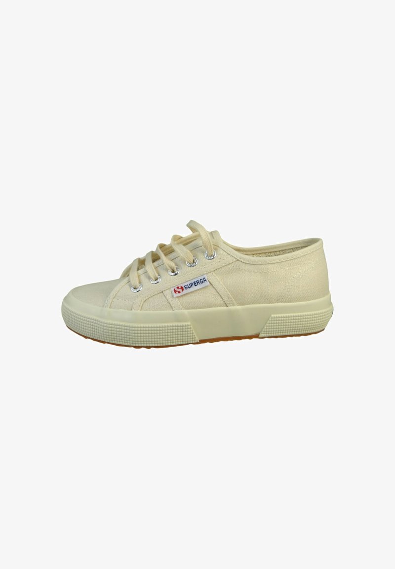 Beige Canvas-Sneaker in Low-Top-Form mit Gummisohle, Schnürvorderseite und kleinem "Superga"-Logoschild an der Seite.