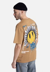 Redefined Rebel UNISEX TOBIAS - Majica kratkih rukava s printom - dijon