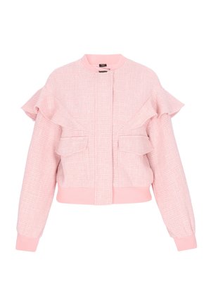 Vaaleanpunainen teksturoitu takki, jossa pitkät hihat, röyhelökoristelut olkapäissä, kaksi etutaskua läppäkannella sekä resorit kauluksessa, hihansuissa ja helmassa.