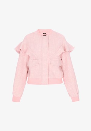 Rózsaszín texturált dzseki hosszú ujjakkal, fodros vállrészletekkel, két első zsebfedős zsebbel, valamint bordás gallérral, mandzsettával és szegéllyel.