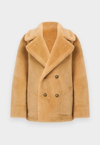 Φωτεινό καφέ, διπλό ρεβέρ μπουφάν από shearling με πλατιούς γιακάδες, τέσσερα κουμπιά και μπροστινή τσέπη, παρουσιασμένο σε λευκό φόντο.