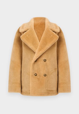 Helepruun topeltneetidega lambanahast jakk laia kraega, nelja nupu ja esitaskuga, valgel taustal.