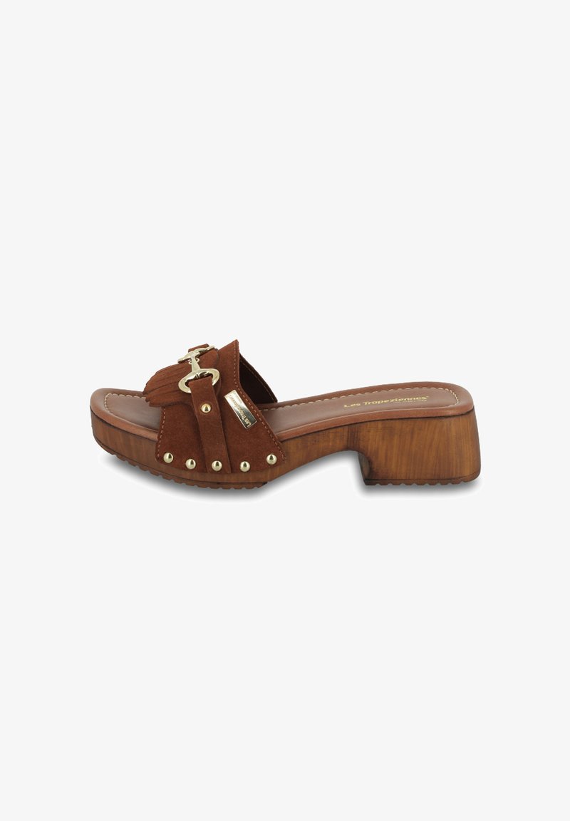Sandales à glisser en suède marron avec un talon en bois épais, ornées de quincaillerie dorée décorative et d'accents en clous sur les sangles.