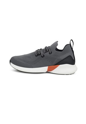 Scarpe da ginnastica grigie con una parte superiore in rete testurizzata, accenti in contrasto neri e arancioni, suola bianca imbottita e lacci regolabili.