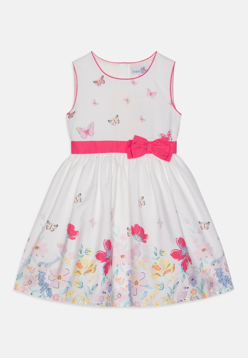 Bílé šaty s růžovými doplňky, se širokým pasem a mašlí. Ozdobené barevnými motýly a květinovými vzory na spodním lemu.