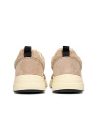 Baskets en suède beige avec des accents en peluche beige et un onglet de talon noir. Présentent une semelle extérieure texturée et une midsole rembourrée de couleur crème.