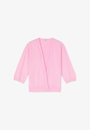 Lichtroze openvallend vest met driekwartmouwen en geribbelde manchetten en zoom, weergegeven op een witte achtergrond.