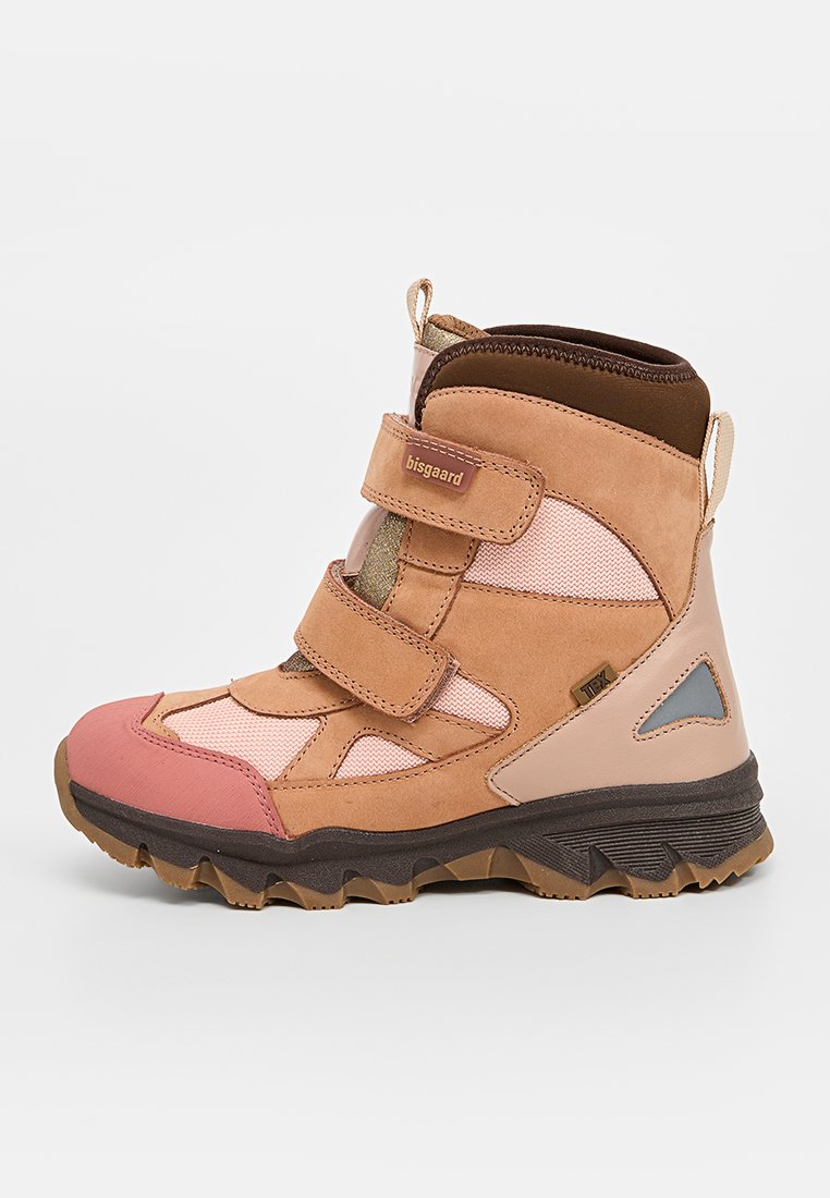 Braune und rosa Wanderschuhe mit Klettverschlüssen, aus Wildleder und Mesh-Materialien, abgerundete Zehen, robuste Sohle und seitliche Akzente in Himmelblau und Beige.