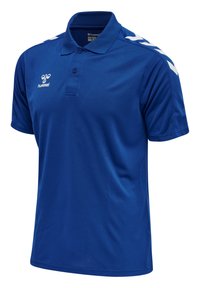 Blå polo-shirt lavet af letvægtsstof, med krave og to knapper. Bemærkelsesværdige hvide striber på skuldrene og logo på brystet.
