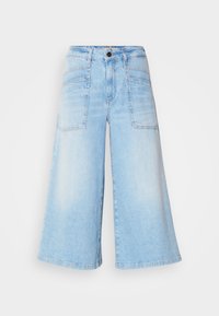 Lys blå denim culotter med vide ben, som har front- og baklommer samt en knappelukking i livet. Glatt tekstur.