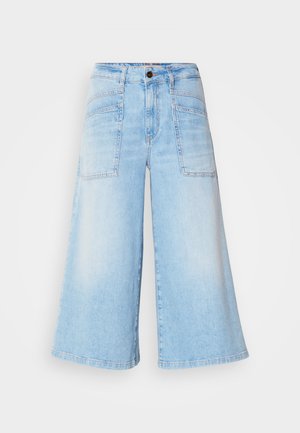 Vaaleansiniset farkkuculotteet, joissa on leveät lahkeet, etu- ja takataskut sekä nappikiinnitys vyötäröllä. Sileä pinta.