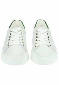 Zapatillas de cuero blancas con lengüeta verde, ojales dorados y cordones blancos. Textura suave con puntera redondeada y suela plana de goma.