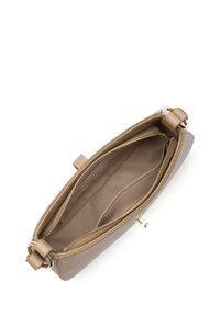 Borsa in pelle color cuoio con forma strutturata, dotata di chiusura a zip, due scomparti interni e dettagli in metallo color oro.