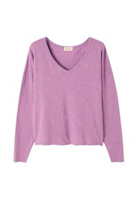 Pull à col en V, long avec des manches, de couleur violet clair, au style décontracté et à la texture douce, avec un ourlet légèrement court et un design minimaliste.