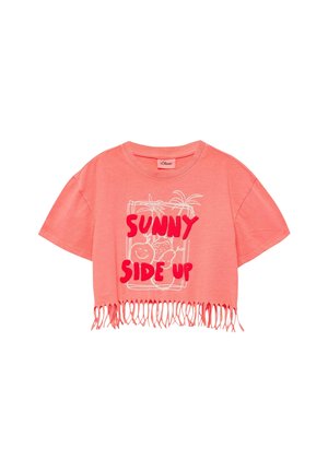 Koraalkleurige cropped T-shirt met franjes aan de zoom, witte contour van fruit en palmbomen, en gedurfde rode tekst "SUNNY SIDE UP" vooraan.