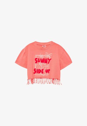 Kurz geschnittenes T-Shirt mit fransensaum, weißer Umriss von Früchten und Palmen sowie fettem roten Text "SUNNY SIDE UP" auf der Vorderseite.