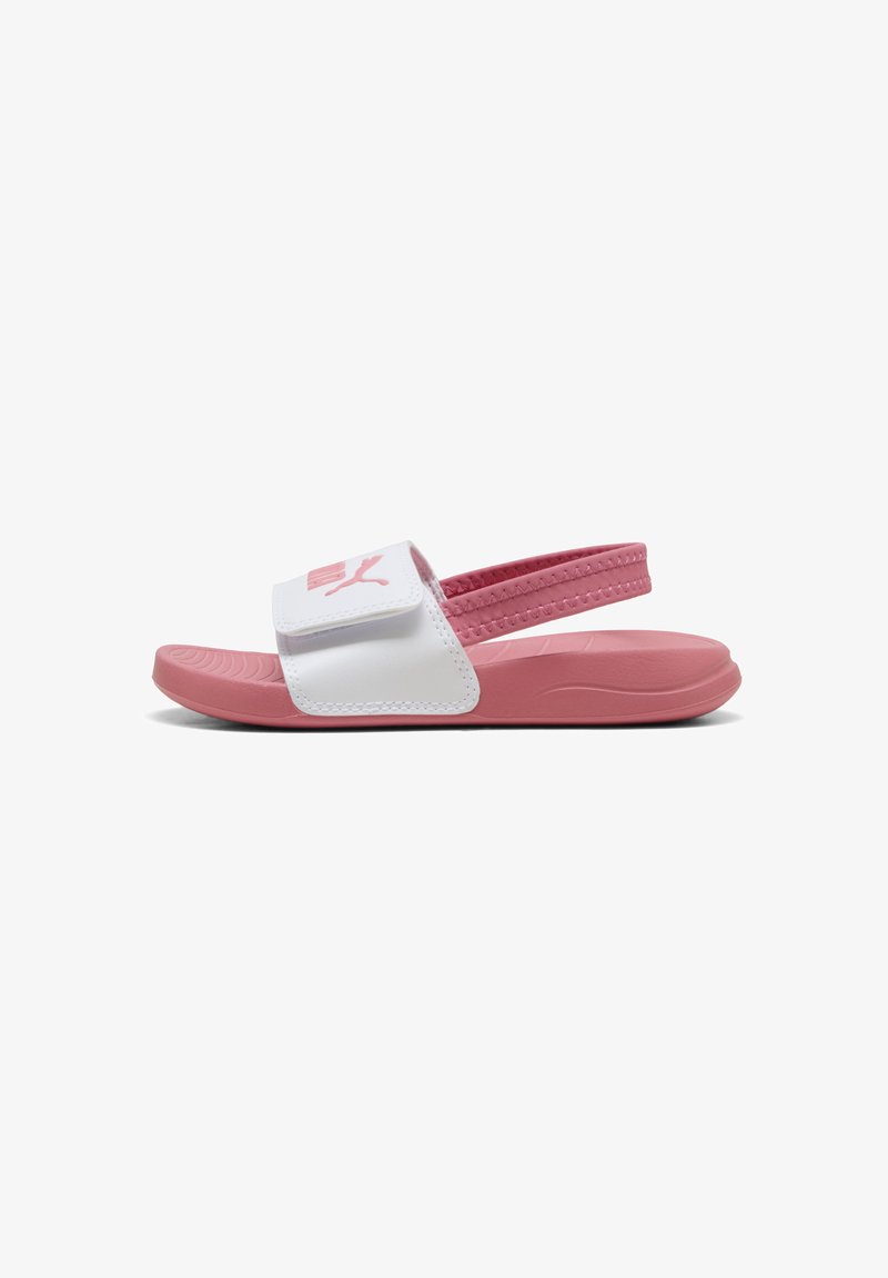 Sandale à bout ouvert rose et blanche avec bride blanche ajustable, bride de talon rose, semelle plate et logo Puma sur la bride supérieure.