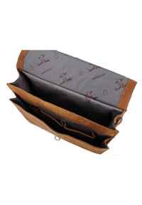 Bruine leren tas met een waterdichte grijze binnenkant met gedrukte accenten. Het heeft meerdere vakken en een klepafsluiting.