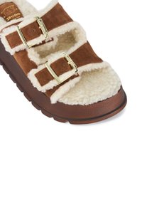 Bruine suede sandaal met schapenwol voering, twee verstelbare banden met gouden gespen en een dikke rubberen zool.
