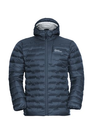 Donkerblauwe insulated jas met capuchon, voorzien van horizontale baffles, een rits aan de voorkant en een logo op de linkerborst. Glad outer materiaal.