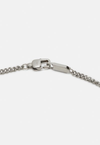 Silberne Metallkette mit strukturiertem Muster, ausgestattet mit einem Verschluss und länglichen Gliedern, die eine polierte Oberfläche widerspiegeln.