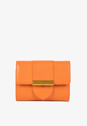 Portefeuille en simili cuir orange avec une texture crocodile, fermoire en métal doré et fermeture à rabat. Présente une finition lisse et brillante.