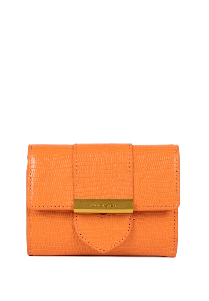 Portefeuille en simili cuir orange avec une texture crocodile, fermoire en métal doré et fermeture à rabat. Présente une finition lisse et brillante.