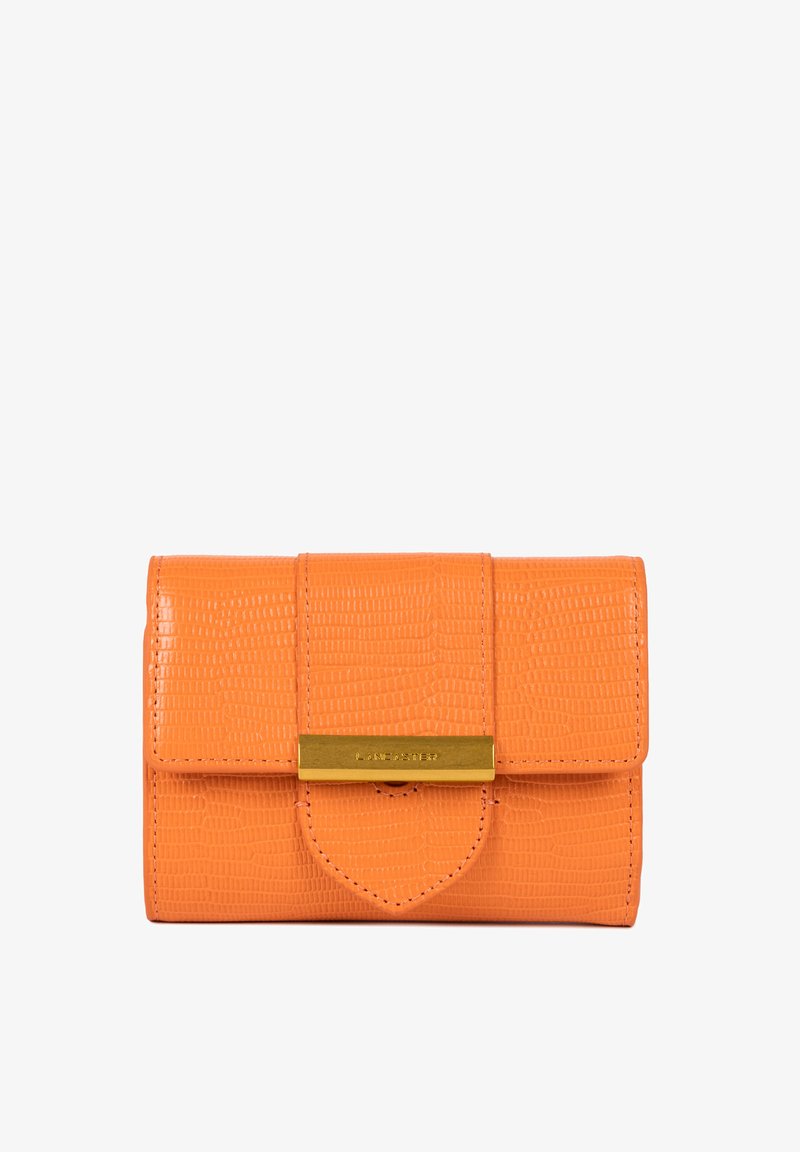 Portafoglio in finta pelle arancione con texture coccodrillo, chiusura a moschettone in metallo dorato e chiusura a pattina. Presenta una finitura liscia e lucida.