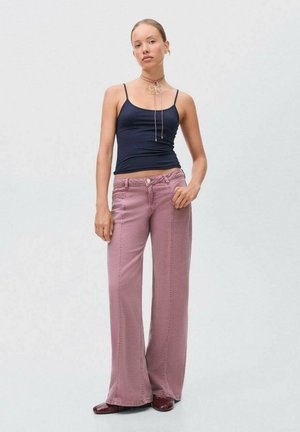 Marint tanktop, löst sittande ljusrosa vida jeans, mjuk textur, minimal detaljering, parat med glänsande mörka skor, enkel choker-accessoar.