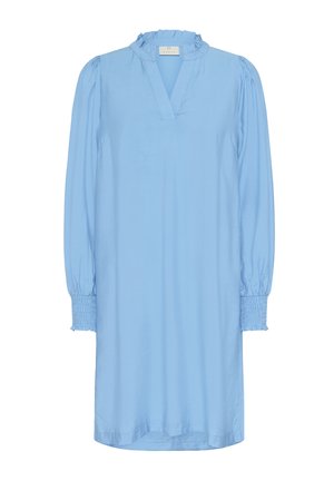 Robe bleu clair à manches longues avec col à volants, encolure en V et poignets smockés, fabriquée en tissu lisse.
