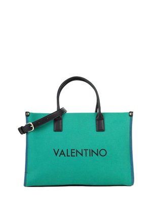 Sac fourre-tout rectangulaire vert Valentino avec poignées noires et bandoulière détachable sur fond blanc.