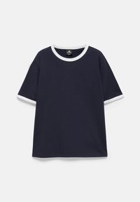 T-shirt bleu marine à manches courtes avec bordure blanche au col et aux bords des manches, présenté à plat sur fond blanc.