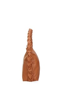 Tan leren tas met een gevlochten handvat, met een zachte, afgeronde vorm en minimale hardware-accenten. Schone uitstraling.