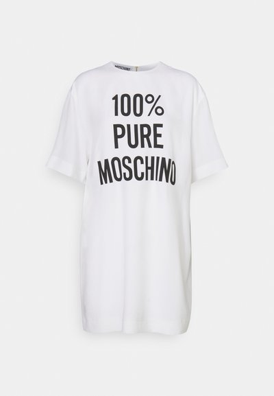 Tricou alb cu mâneci scurte, având text negru îndrăzneț care citește "100% PUR MOSCHINO". Design simplu și textură moale a materialului.