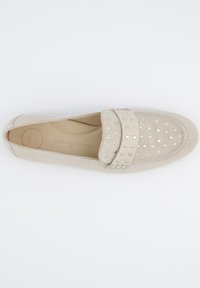 Mocassini in suede beige con punta arrotondata, borchie decorative in metallo e una larga fascia sulla parte superiore del piede; presentano una fodera interna liscia.