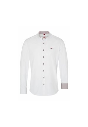Chemise blanche à manches longues avec col montant, détails de boutons marron et poignets à motifs. Logo brodé visible sur la poitrine.