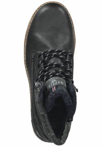 Bottines en cuir noir avec une surface texturée, des lacets gris contrastants et une doublure intérieure douce. Présente un accent fantaisie sur le côté.