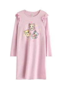 Vestito da notte in cotone rosa con maniche lunghe, caratterizzato da tre gattini dei cartoni animati sulla parte anteriore e dettagli arricciati sulle spalle.