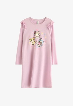 Roze katoenen nachthemd met lange mouwen, met drie cartoonkittens op de voorkant en gerimpelde accenten op de schouders.