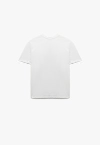 Biała bawełniana koszulka z krótkim rękawem, okrągłym dekoltem i gładką fakturą. Prosty wzór bez widocznych motywów czy akcentów.