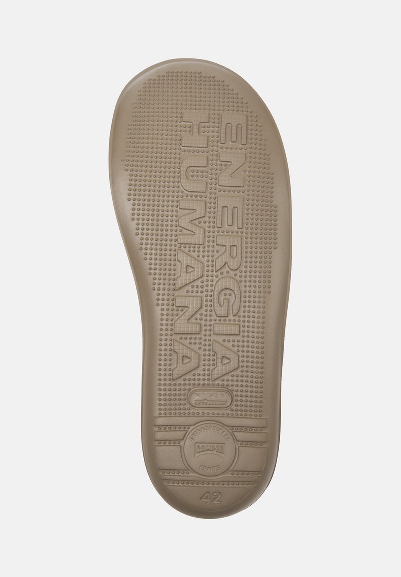 Semelle intérieure de chaussures brunes avec des motifs texturés et le branding "ENERGIA HUMANA", taille 42 inscrite au bas, conçue pour le confort et le soutien.