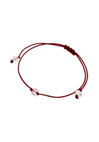 Bracelet en cordon tressé rouge avec deux perles transparentes et facettées. Dispose de nœuds ajustables pour un ajustement parfait. Design simple avec des accents minimaux.