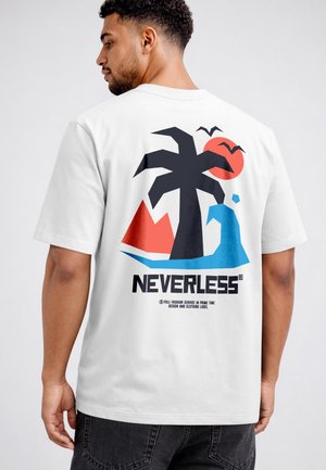 Mann mit weißem T-Shirt mit einer Grafik von einer Palme, Sonne, Vögeln, Bergen, Welle und dem Wort „NEVERLESS“ auf dem Rücken.