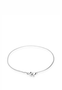 Pulsera de cadena de plata con un diseño trenzado, que presenta un cierre decorativo que recuerda a formas entrelazadas. Textura suave y acabado brillante.