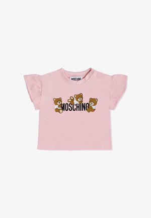 Różowa koszulka dla małych dzieci z falbanowymi rękawami, napisem "Moschino" i trzema zabawnymi misiami w białych koszulkach na wysokości klatki piersiowej.