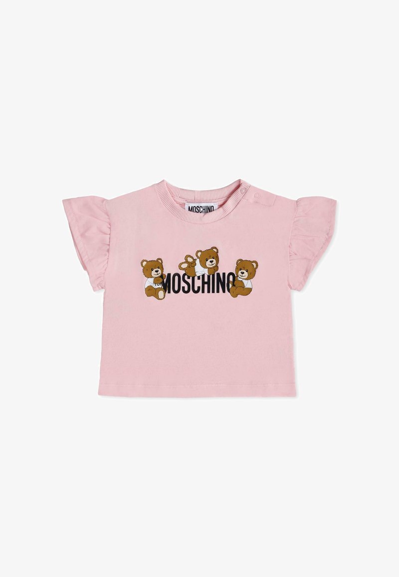 Różowa koszulka dla małych dzieci z falbanowymi rękawami, napisem "Moschino" i trzema zabawnymi misiami w białych koszulkach na wysokości klatki piersiowej.