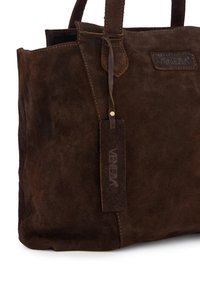 Dunkelbraune Veloursleder-Shopper-Tasche mit zwei Henkeln, mit abgesteppten Kanten und einem passenden Velourslederanhänger mit der Prägung "Venezia".