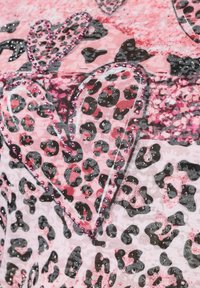 Růžová tkanina s černými akcenty leopardího potisku a vykreslenými srdci, zdobená multikulturními krystaly. Texturovaný a vrstvený design.